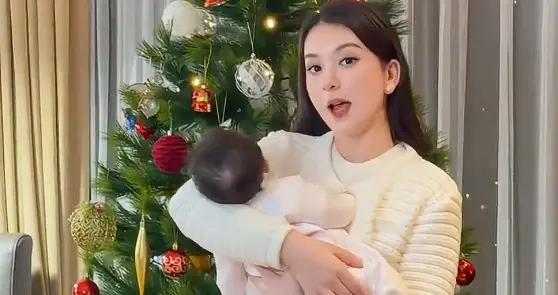 郭富城三胎千金露面，方媛抱娃姿勢專業，一個細節暴露其家庭地位