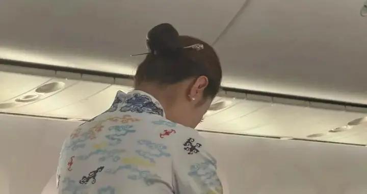 海航空姐統一戴髮簪引發熱議，客服回應