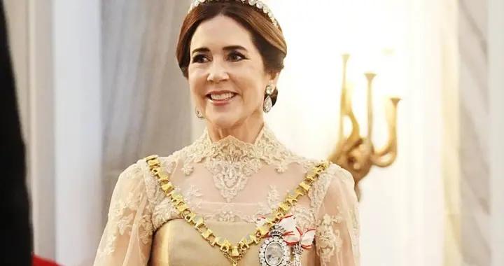 53歲丹麥王后晚宴美爆，從平民到王后鍾愛騎馬，液體裙魅力十足
