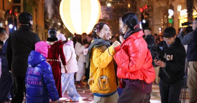 多圖直擊！張園煥新，百人共舞開啓新年消費“開門紅”