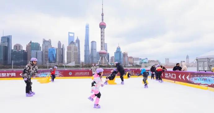 “在城市天際線下滑冰”，上海首個江上冰場人氣爆棚