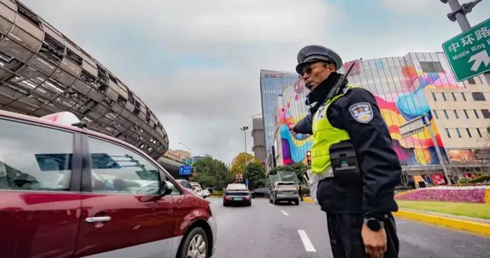 精準調控、動態指揮，交警部門假日無休護航道路交通“通行線”