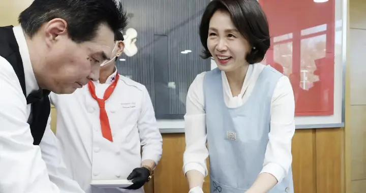 韓國第一夫人金惠景溫情傳暖意 三套雅衣映初心，親自煲湯做年糕