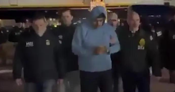 馬杜羅戴腳鐐走下飛機！馬杜羅抵達紐約軍事機場畫面曝光