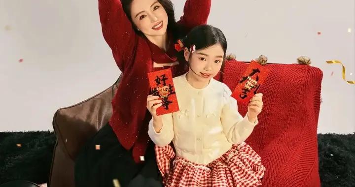 董璇帶女兒拍新年照，穿旗袍小腹平坦不像有孕，9歲酒窩人美腿長