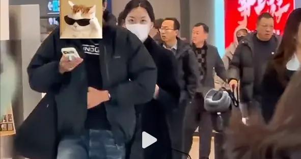 19歲李嫣展絕佳氣質，與男性友人同行，兩人默契十足關係引人猜想