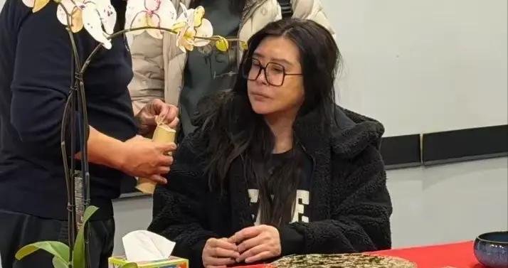 59歲王祖賢大變樣！素顏臉腫眼小滿臉苦相，虎背熊腰體重超149斤