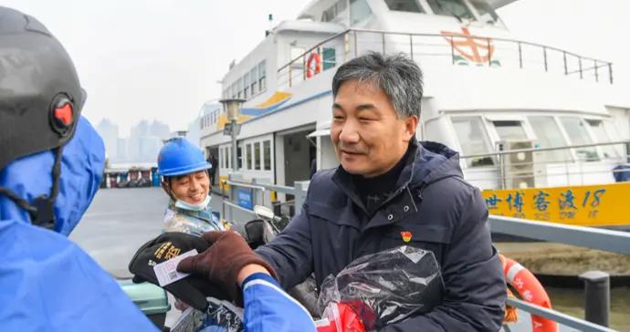 今天特別溫暖！上海輪渡115週年爲過江乘客送上冬日裏的特殊禮物