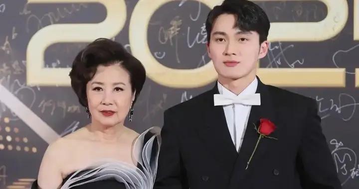 TVB紅毯好真實！佘詩曼裹身裙秀S線，高海寧露美背，陳自瑤挖空了