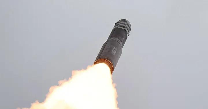 特朗普“嚴厲的父親”來了，一枚高超導彈指向美國，呼嘯砸入大海