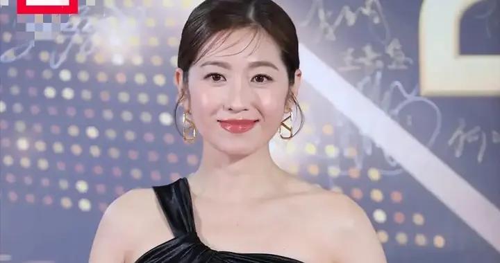 TVB紅毯好辣眼！佘詩曼真空秀S線，高海寧露美背，陳自瑤胸部挖空