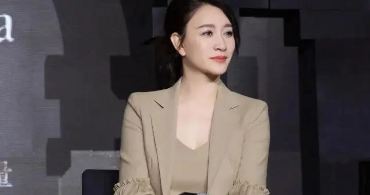 看了49歲李小冉的穿搭，徹底明白了：打扮不分年齡，歲月不敗美人