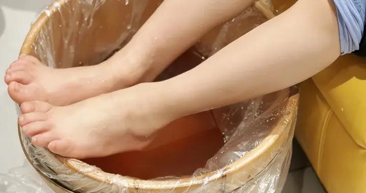 爸爸用開水燙傷孩子，媽媽一個動作堅持40分鐘救了娃，醫生都點贊