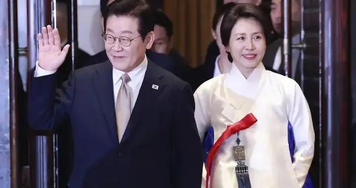 李在明老婆衣品真好，59歲光腿穿大衣很優雅，韓服系紅飄帶真喜慶