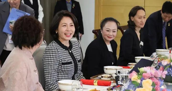 李在明夫人第三套造型來了，黑白小香風外套精緻優雅，太美了！