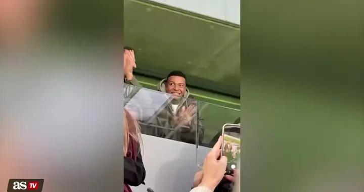 貢薩洛-加西亞打進世界波後，姆巴佩在看臺上站起來爲其鼓掌