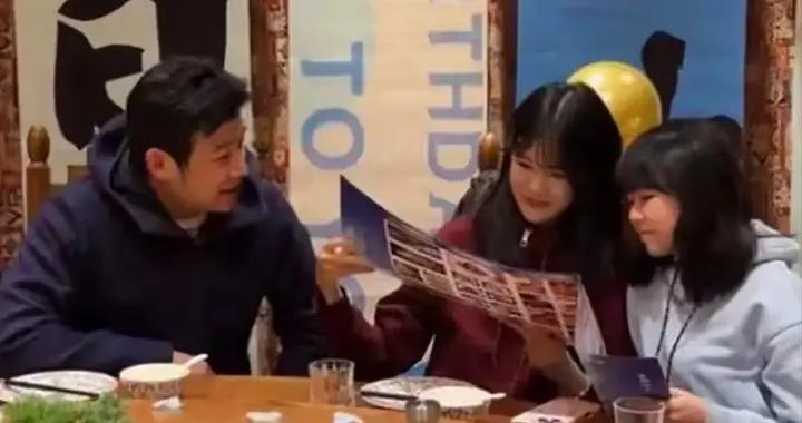 陸毅在新疆慶50歲生日，倆女兒花1000塊買禮物，蛋糕上放着茅臺酒