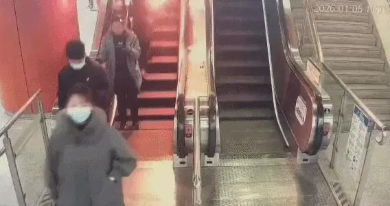 突發！一乘客外套一側冒出明火，上海地鐵最新消息：系充電寶自燃，事發時未使用