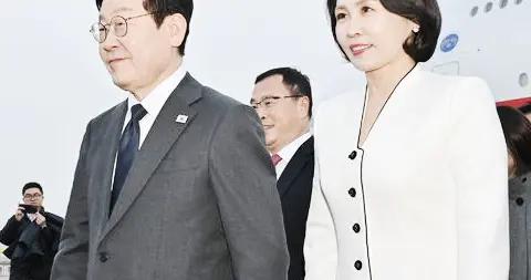 韓國第一夫人金惠景，一襲白衣上海行好嫺靜，逛美妝秀美照成焦點