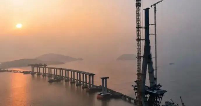 世界最大跨度三塔鋼箱梁斜拉橋首對斜拉索掛設