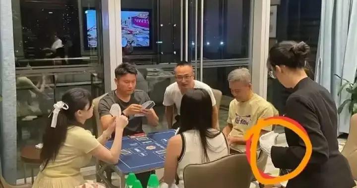75歲王石邀美女打牌，千平豪宅裝修奢華氣派，保姆穿制服戴白手套
