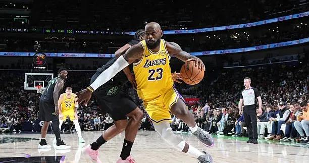 詹姆斯今日末節10分2板1助，近3場比賽末節均得分上雙