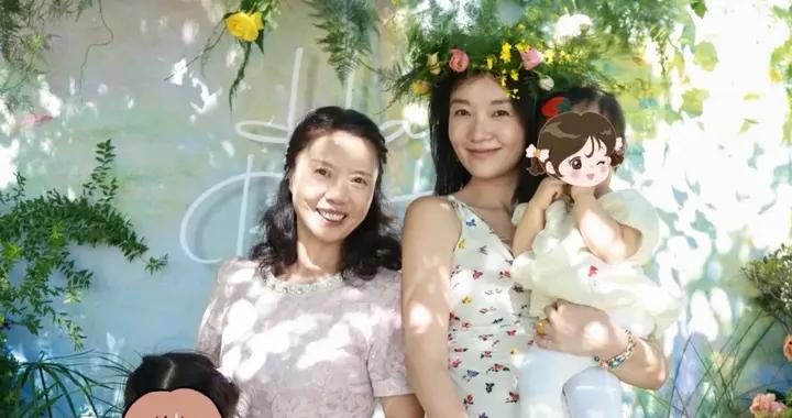 41歲齊溪胖到150斤，穿碎花裙腰腹凸起像懷三胎，倆女兒腳大腿長