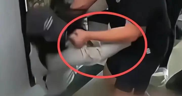 女子產後55天被毆打後續：丈夫拒絕離婚 下跪求原諒，特殊原因曝光