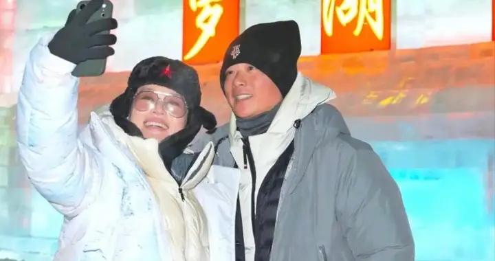 胡杏兒一家遊哈爾濱，套5層衣服凍出“高原紅”，三兒子長勢喜人