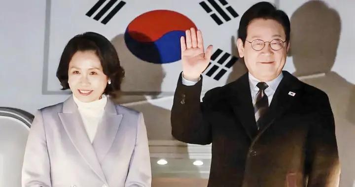 韓國第一夫人金惠景回國，淺藍大衣高領針織收官，氣質芳華加分項