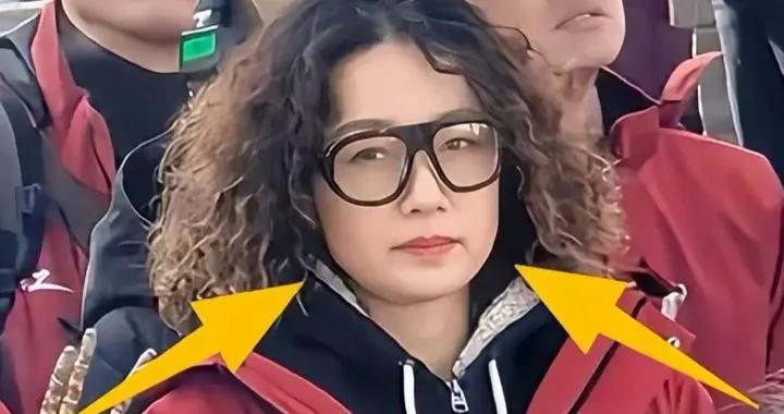 49歲馬伊琍變樣了！穿紅衣燙羊毛卷土到認不出，皮鬆肉垮老得真快