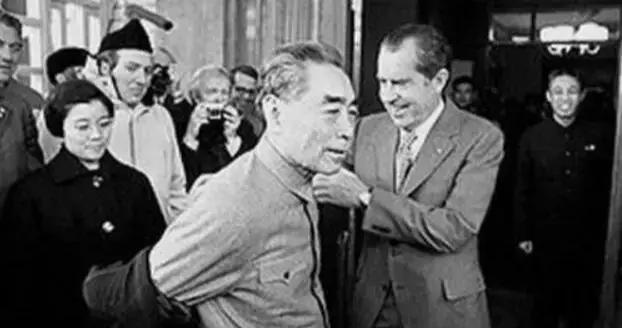 紀念週恩來逝世50週年：尼克松幫他脫大衣，周總理爲何有這麼大魅力？