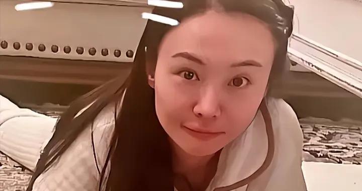 35歲鄭爽近照曝光！面相大變，與過往判若兩人，在美日子舒坦了