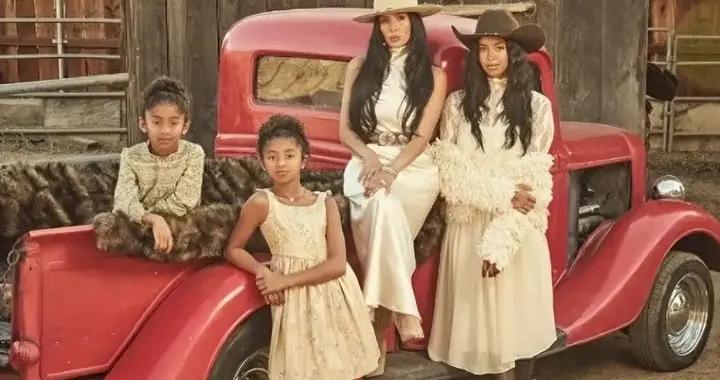 43歲瓦妮莎曬全家福，減重60斤美豔性感沒再婚，3個女兒都像科比