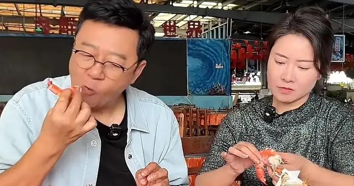 郭濤夫婦逛農貿市場，240的花蟹只買2只，老婆管錢挺節儉像普通人