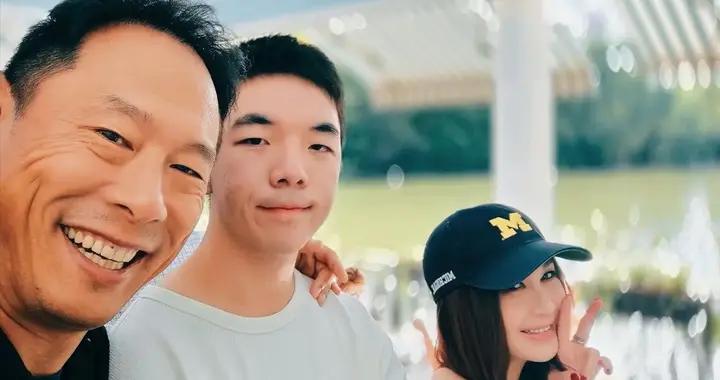 溫碧霞帶養子回孃家，四姐妹同框像母女，老公和兒子長真像