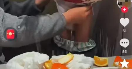 “2歲幼童將尿不溼扔進火鍋”，涉事海底撈門店回應：已報警，對鍋具廢棄處理