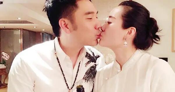 林依輪給54歲老婆慶生，親自下廚6菜1湯，西華喜歡國風穿搭會理財