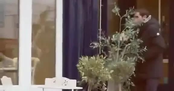 還沒回家，阿莫林被拍到和妻子在曼市街頭散步