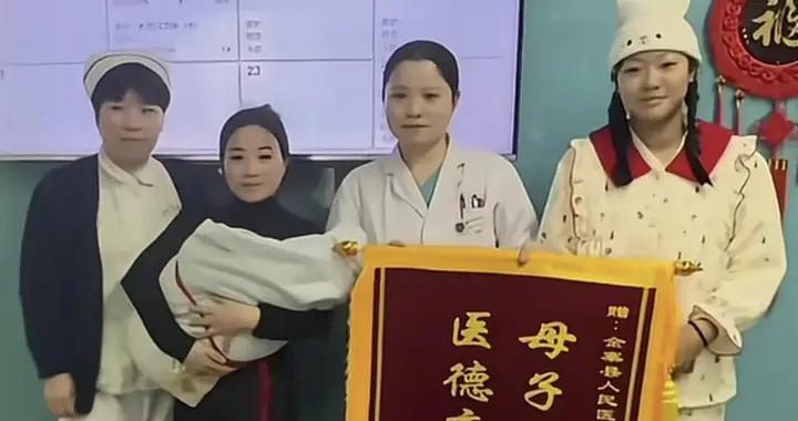 “90後最嫩奶奶”火了，兒子一臉稚氣就當爸，網友：是我拖後腿了