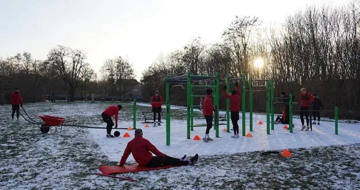 圖片報：受持續降雪影響，德國地區聯賽某球隊臨時在公園訓練