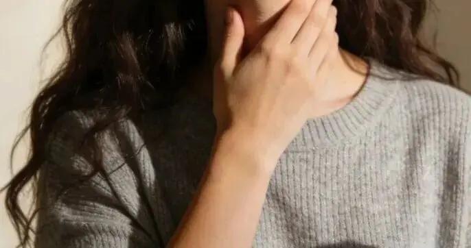 穿高領就“窒息”？小心這種病，嚴重可致暈厥！這5類人要慎穿→