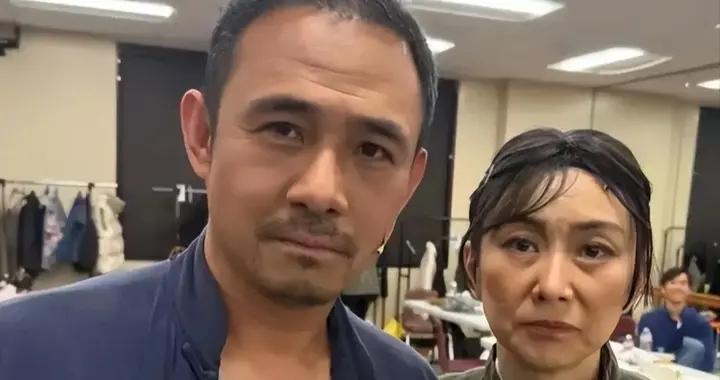 48歲賈一平移居美國，住老舊別墅喫中餐盒飯，親自洗車曬得黝黑