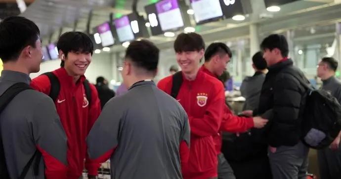 海港跟隊記者曬照：此前受傷的李新翔隨隊前往迪拜冬訓