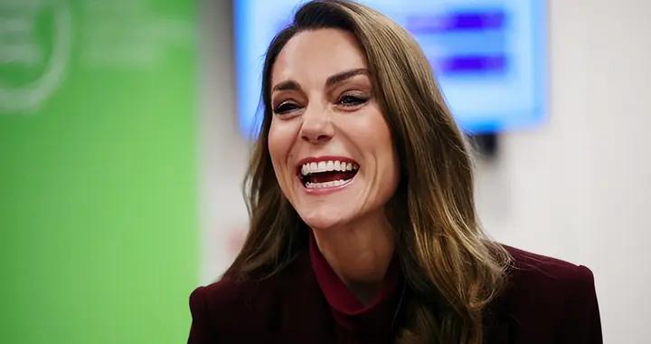 凱特王妃新年首亮相，穿酒紅西裝狀態好，抗癌艱難路威廉好憔悴