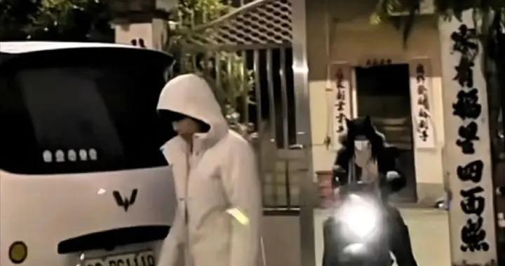 全紅嬋回老家變低調，穿白衣黑褲晚上纔敢出門，送小女孩一箱娃娃