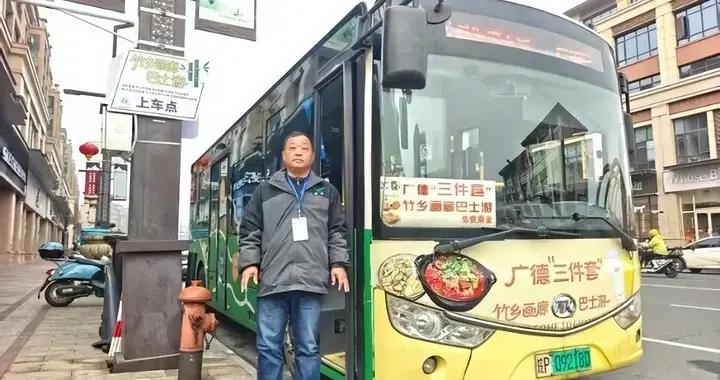 來自杭州的14位遊客爲什麼要給他寫表揚信？