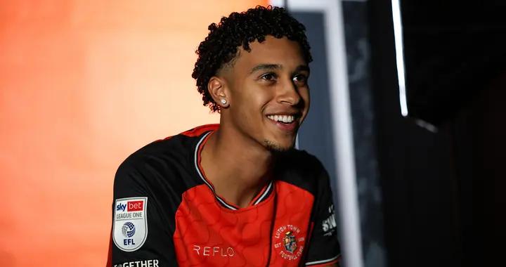 官方：曼城20歲邊鋒埃米利奧-勞倫斯租借加盟英甲盧頓