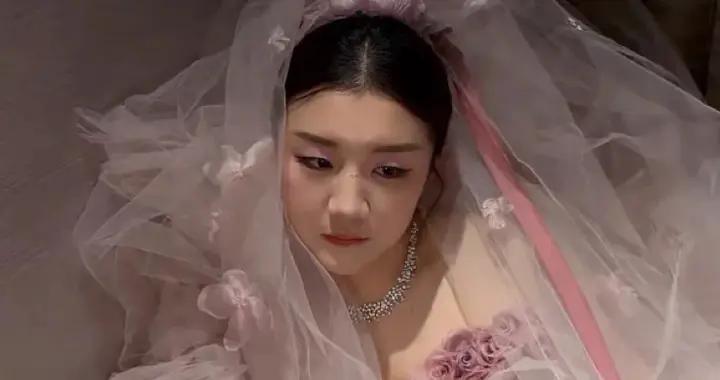 32歲陳夢生日穿婚紗大紅敬酒服，凌晨2點喫5個蛋糕，全紅嬋送祝福