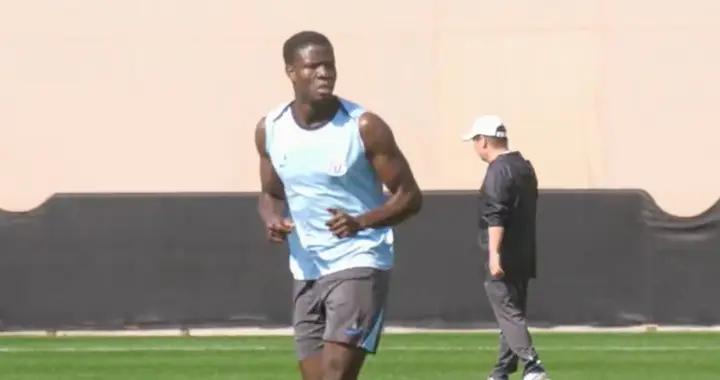 記者：申花隊員對蓋伊的印象就是“壯”，在身前就是一堵牆